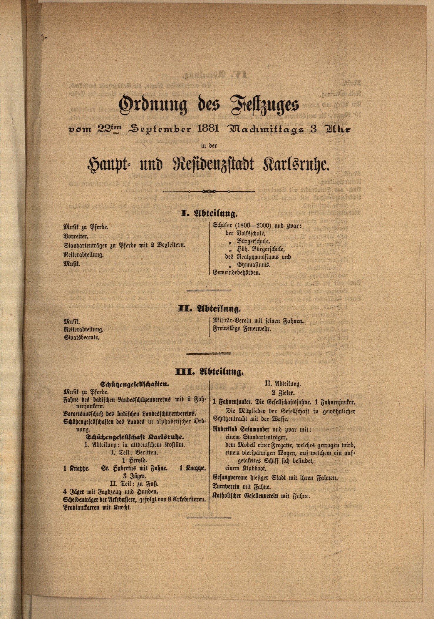 Zu sehen ist ein Digitalisat der Titelseite der Karlsruher Zeitung mit der Abfolge der beteiligten Gruppierungen beim großen Festzug anlässlich der Silbernen Hochzeit von Luise und Friedrich von Baden am 21. September 1881.