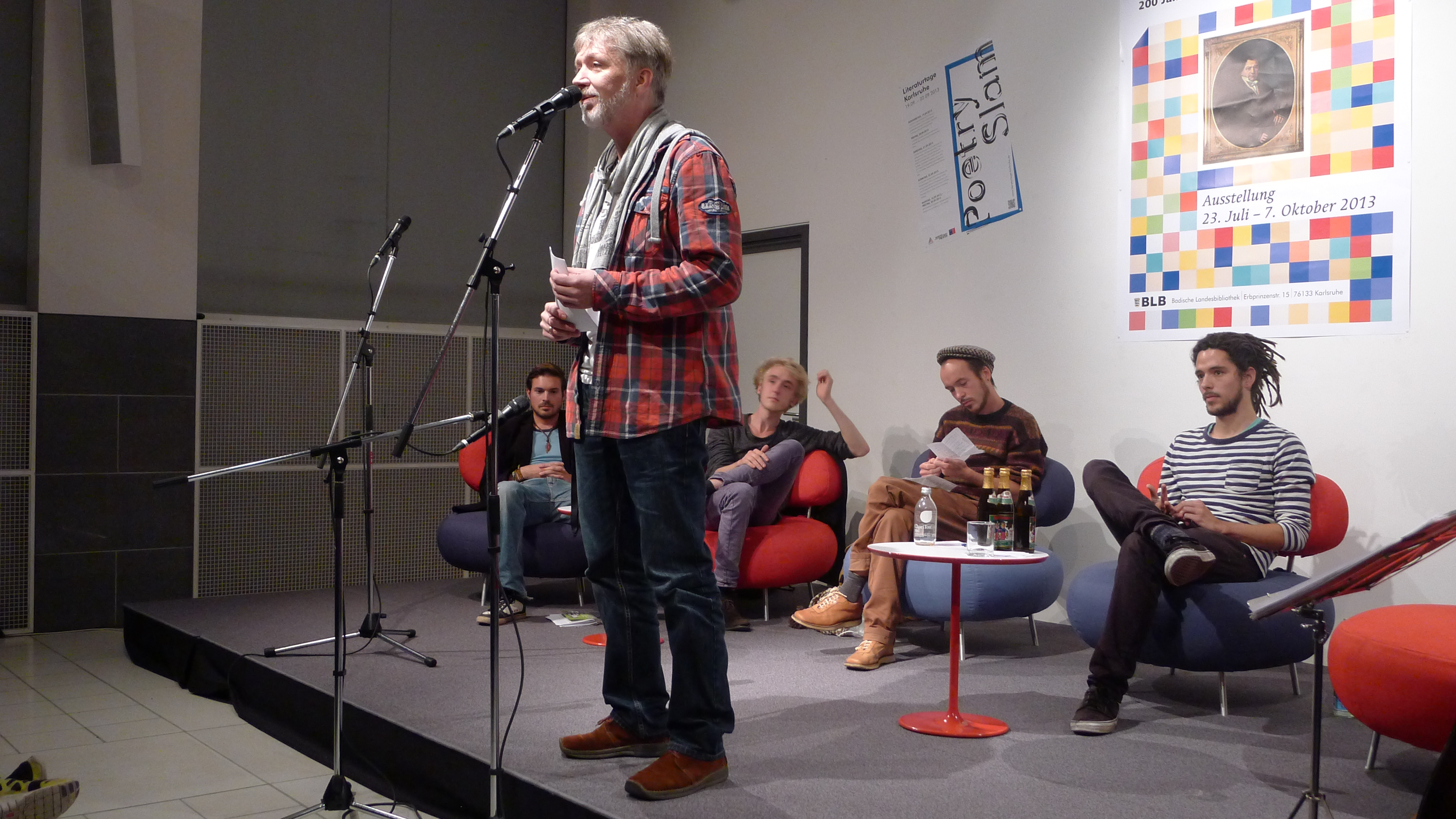 Das Foto zeigt die Eröffnungsveranstaltung der Literaturtage 2013 mit den Slam-Poeten Stefan Unser (stehend) und sitzend von links nach rechts Daniel Wagner, Tobias Gralke, Maurice Meijer und Aaron Schmidt.