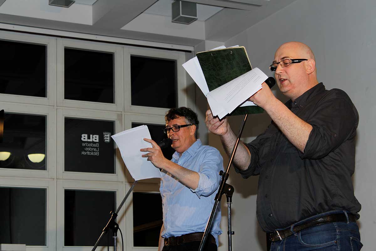 Das Foto zeigt das Team LSD – die mehrfachen deutschsprachigen Poetry Slam-Meister Volker Strübing (links) und Micha Ebeling (rechts) – in Aktion.