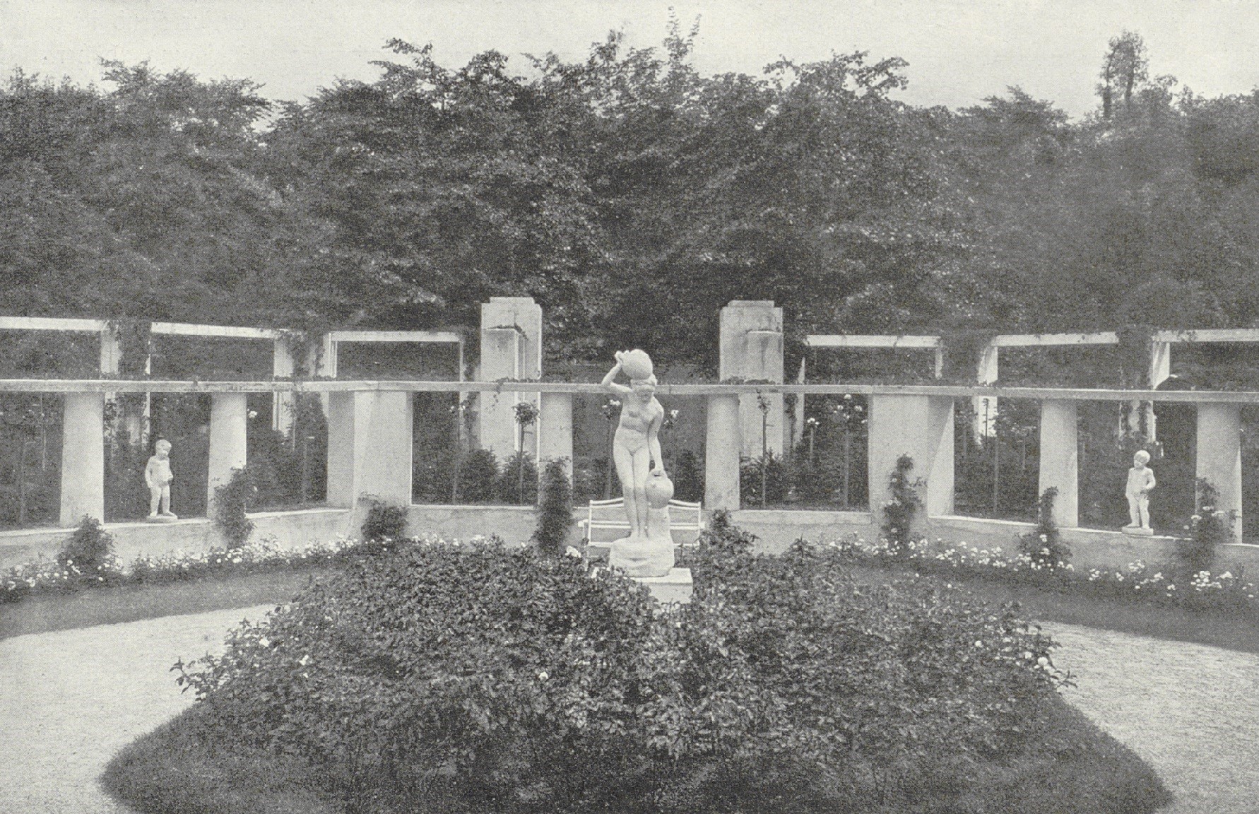 Das Foto zeigt das Rosarium am nördlichen Haupteingang der Internationalen Kunst- und Gartenbauausstellung in Mannheim 1907.