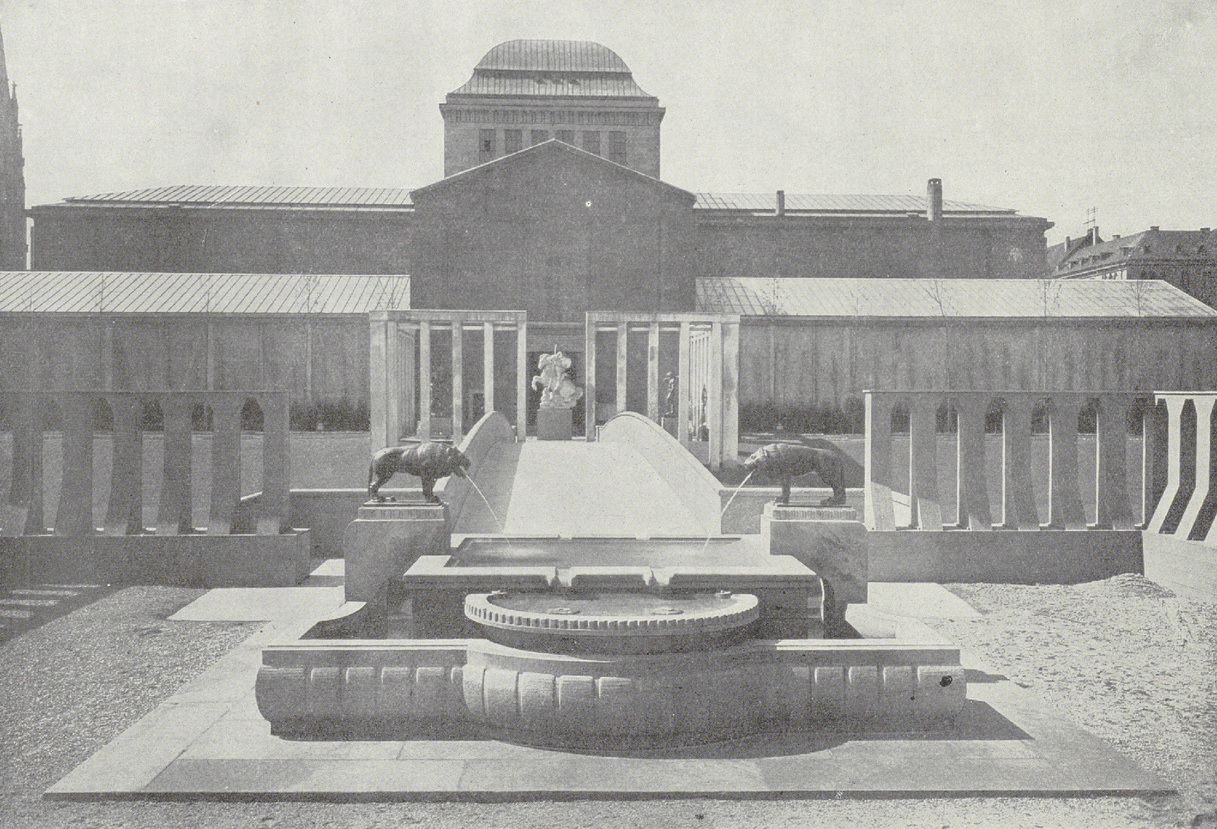 Das Foto zeigt eine Rückansicht der Kunsthalle mit Parkbrunnen und Brücke der Internationalen Kunst- und Gartenbauausstellung in Mannheim 1907.