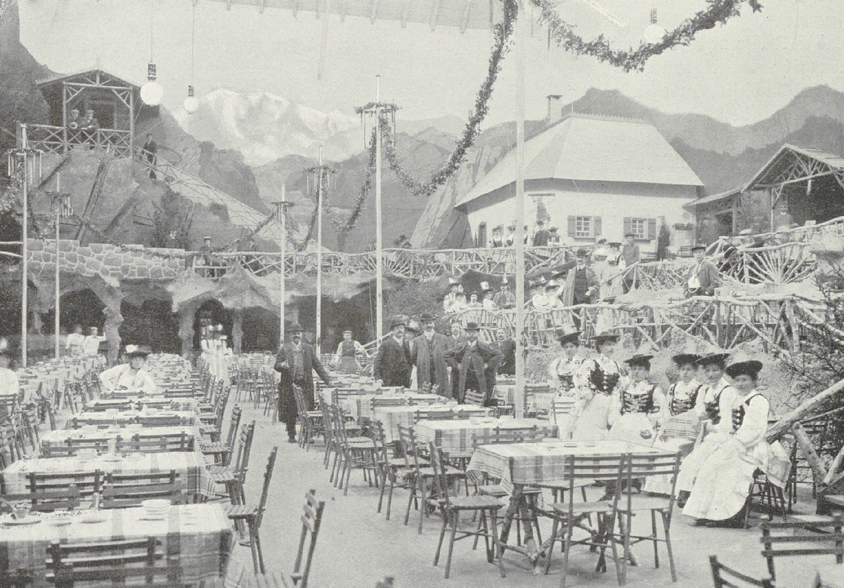 Das Foto zeigt die Zillertaler Sennhütte und dahinter die Rutschbahn der Internationalen Kunst- und Gartenbauausstellung in Mannheim 1907.