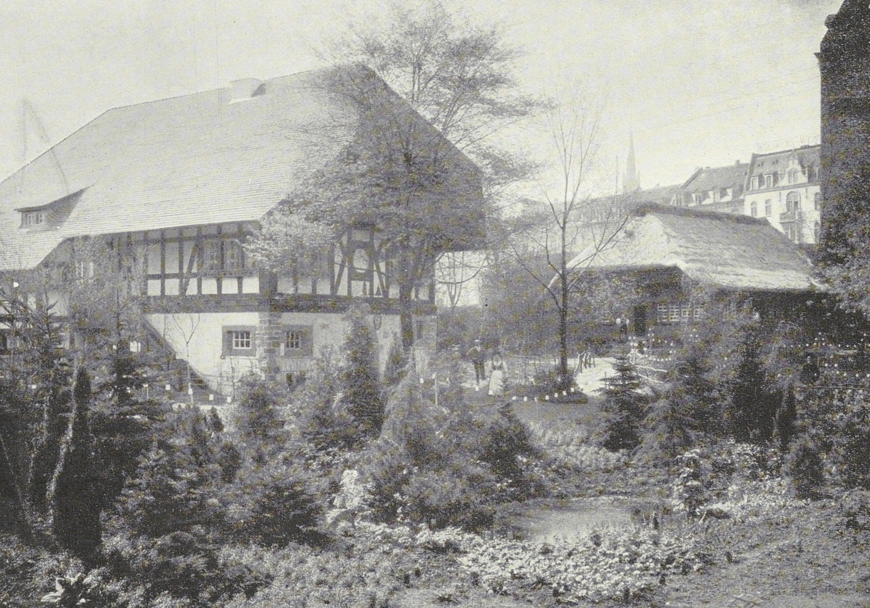 Das Foto zeigt die Schwarzwald-Anlage der Internationalen Kunst- und Gartenbauausstellung in Mannheim 1907.