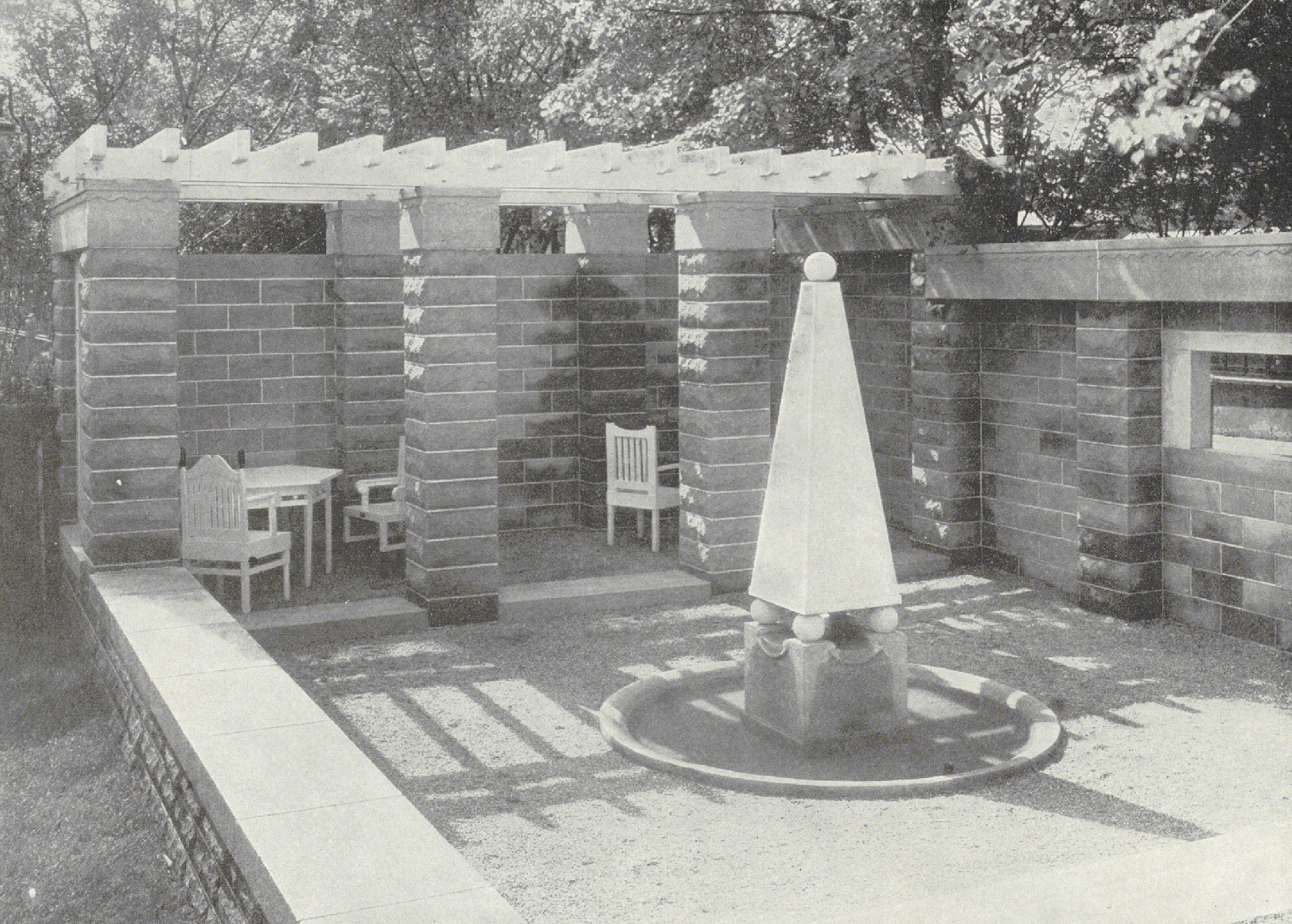 Das Foto zeigt den Seitenhof im Sondergarten des Professors Peter Behrens in der Internationalen Kunst- und Gartenbauausstellung in Mannheim 1907.