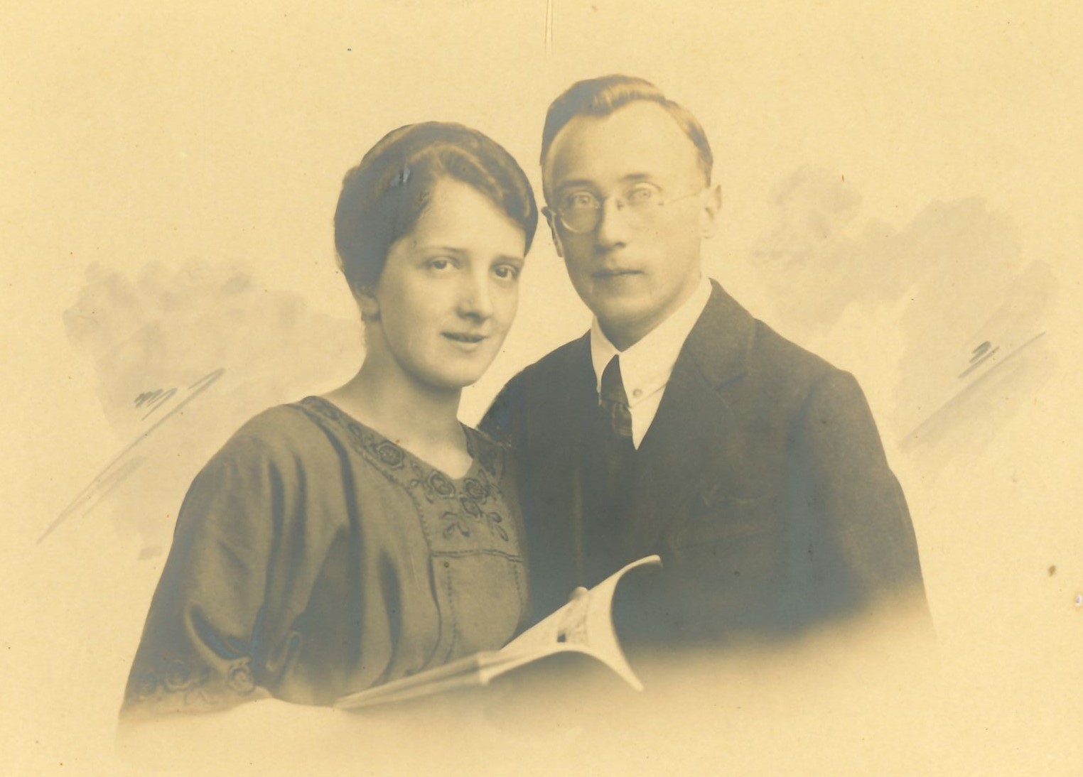 Die Fotografie zeigt links Margarete Hörnicke und rechts Friedrich Lautenschlager im Brustbild als Paar um ca. 1920 in der Verlobungszeit. Foto: Familienbesitz