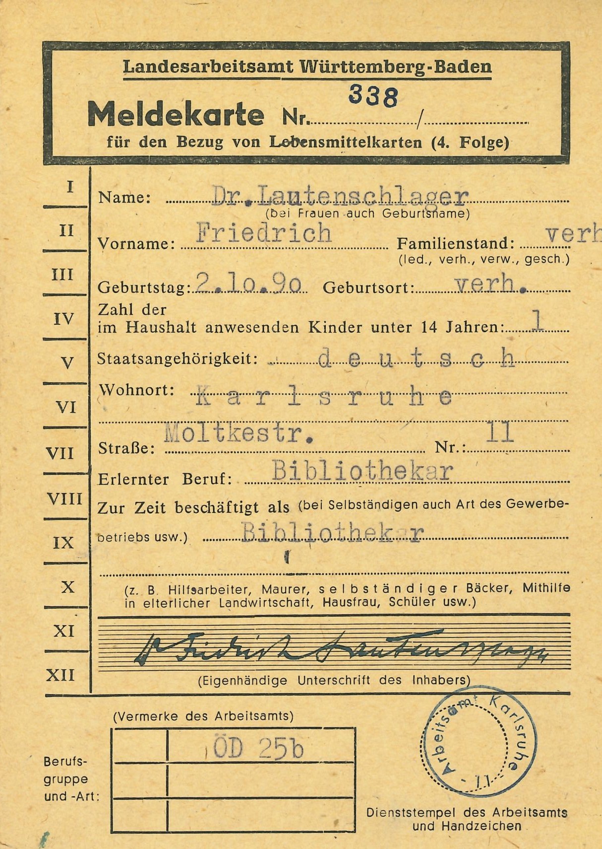 Die erste Seite des Dokuments mit dem Titel "Meldekarte Nr. 338" benennt de persönlichen Daten des Inhabers Friedrich Lautenschlager, ordnet ihn der Berufsgruppe ÖD 25b zu und ist mit einem Stempel des Arbeitsamtes Karlsruhe versehen.