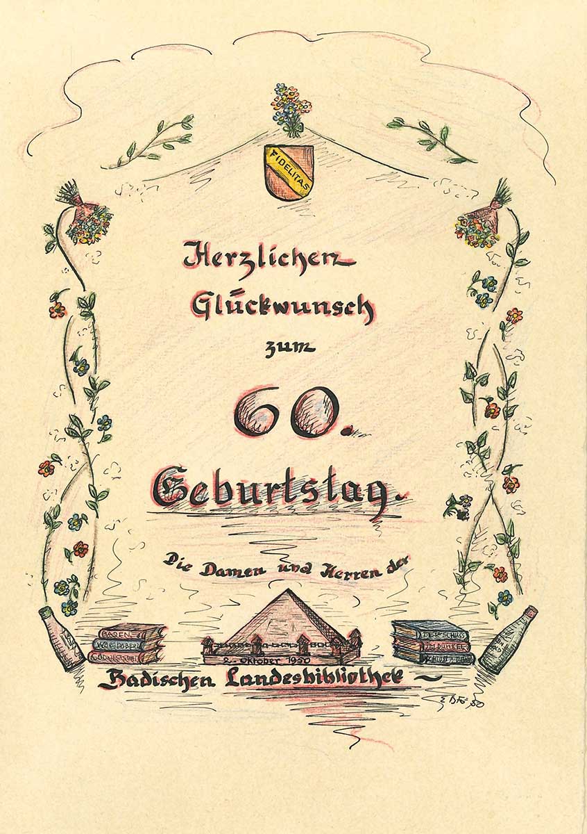 Die handgemalte Karte zeigt auf der Vorderseite den Glückwunsch, gerahmt von einer Blumenstraußgirlande, in der Fußzeile mittig die Karlsruher Pyramide, rechts und links daneben jeweils einen Bücherstapel und eine Flasche Champagner.