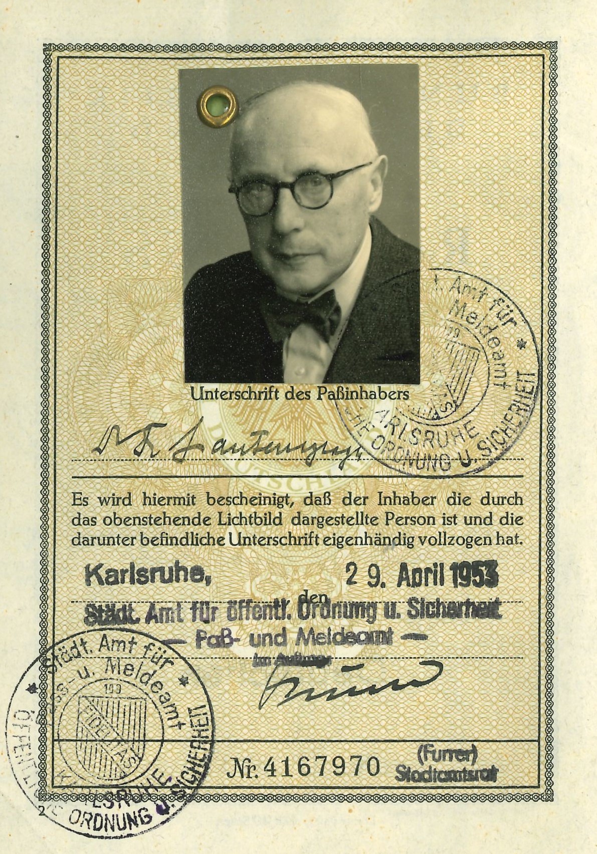 Erste Seite aus Lautenschlagers Reisepass ausgestellt am 29. April 1953, mit Passbild, eigenhändiger Unterschrift und Beglaubigung des Karlsruher Pass- und Meldeamtes