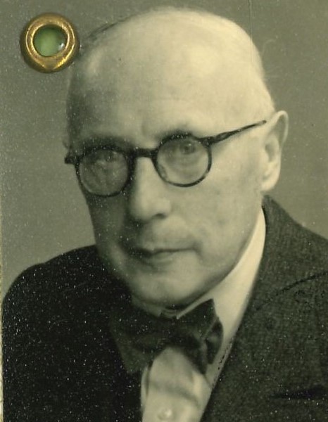 Passfoto von Friedrich Lautenschlager im Jackett mit Fliege und Brille