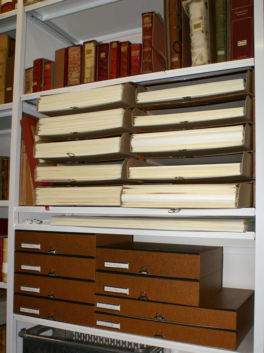 Das Bild zeigt die liegende Aufbewahrung von wertvollen Materialien in der Badischen Landesbibliothek.