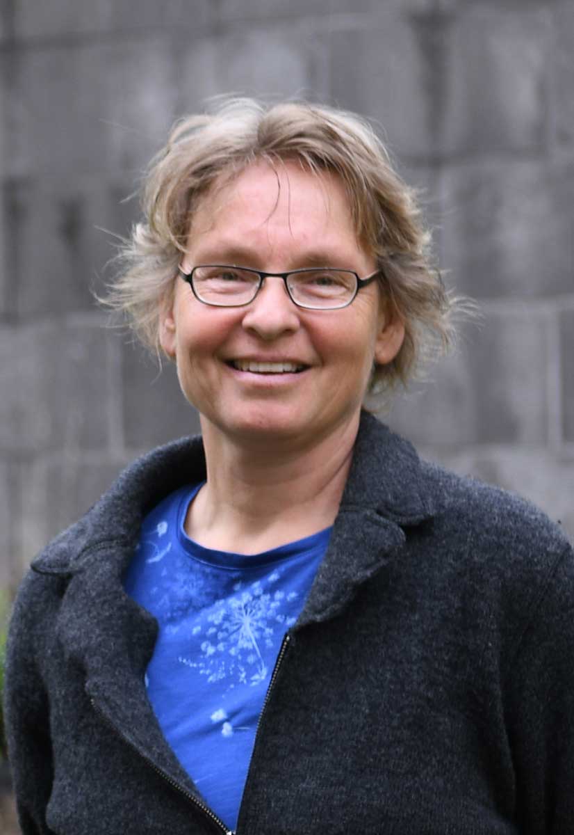 Das Bild zeigt Christiane Schwab, Restauratorin in der Badischen Landesbibliothek.