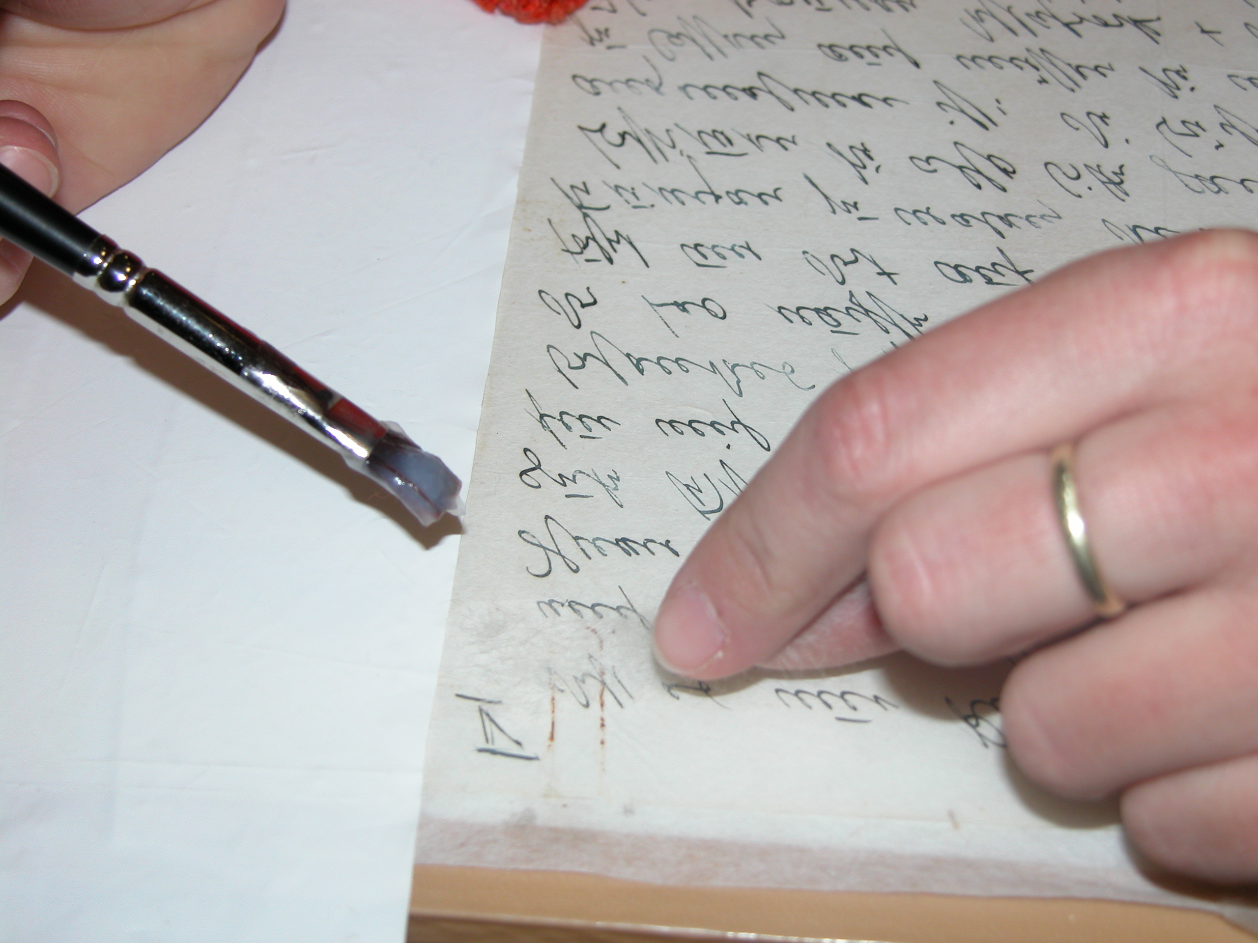 Das Bild zeigt die Restaurierung eines Briefes aus dem Reinhold-Schneider-Archiv.