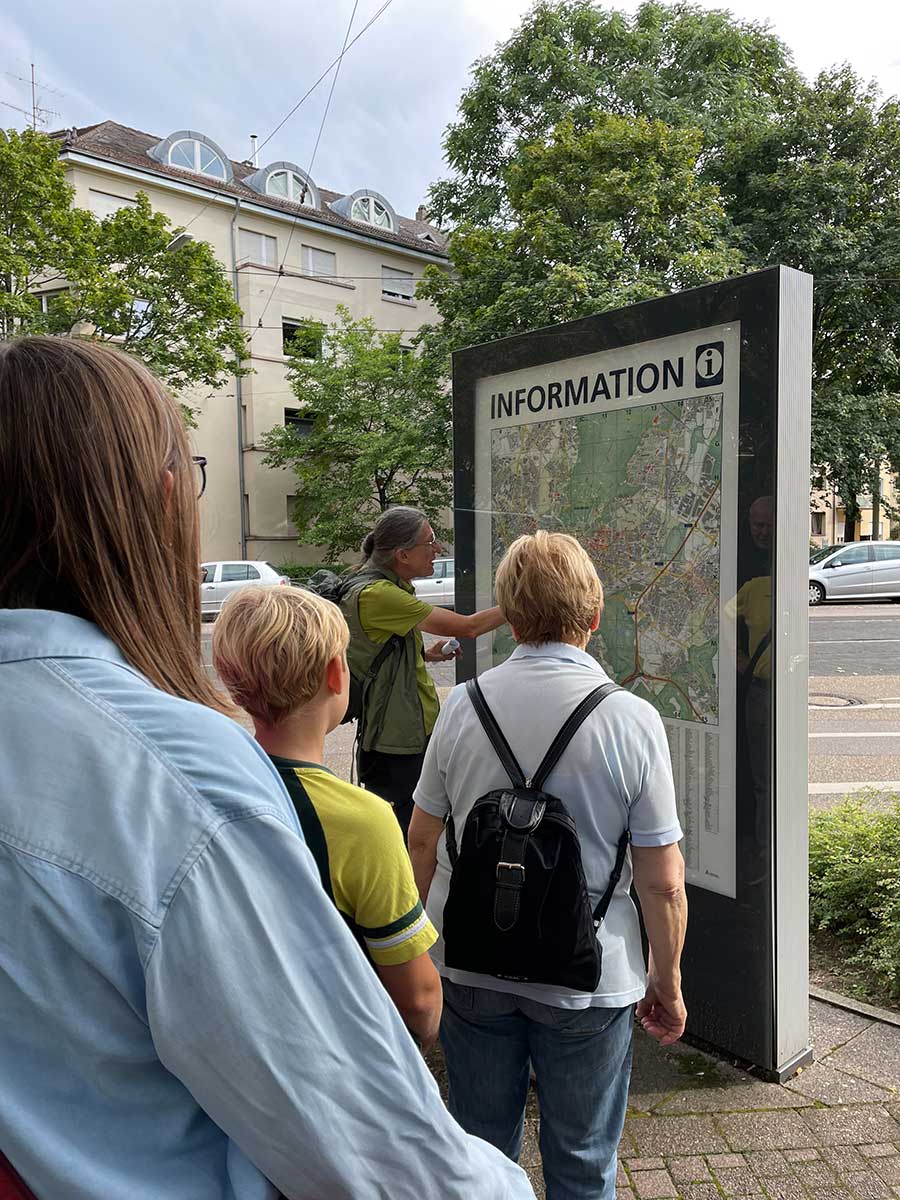 Zu sehen sind mehrere Personen vor einem Stadtplan. 