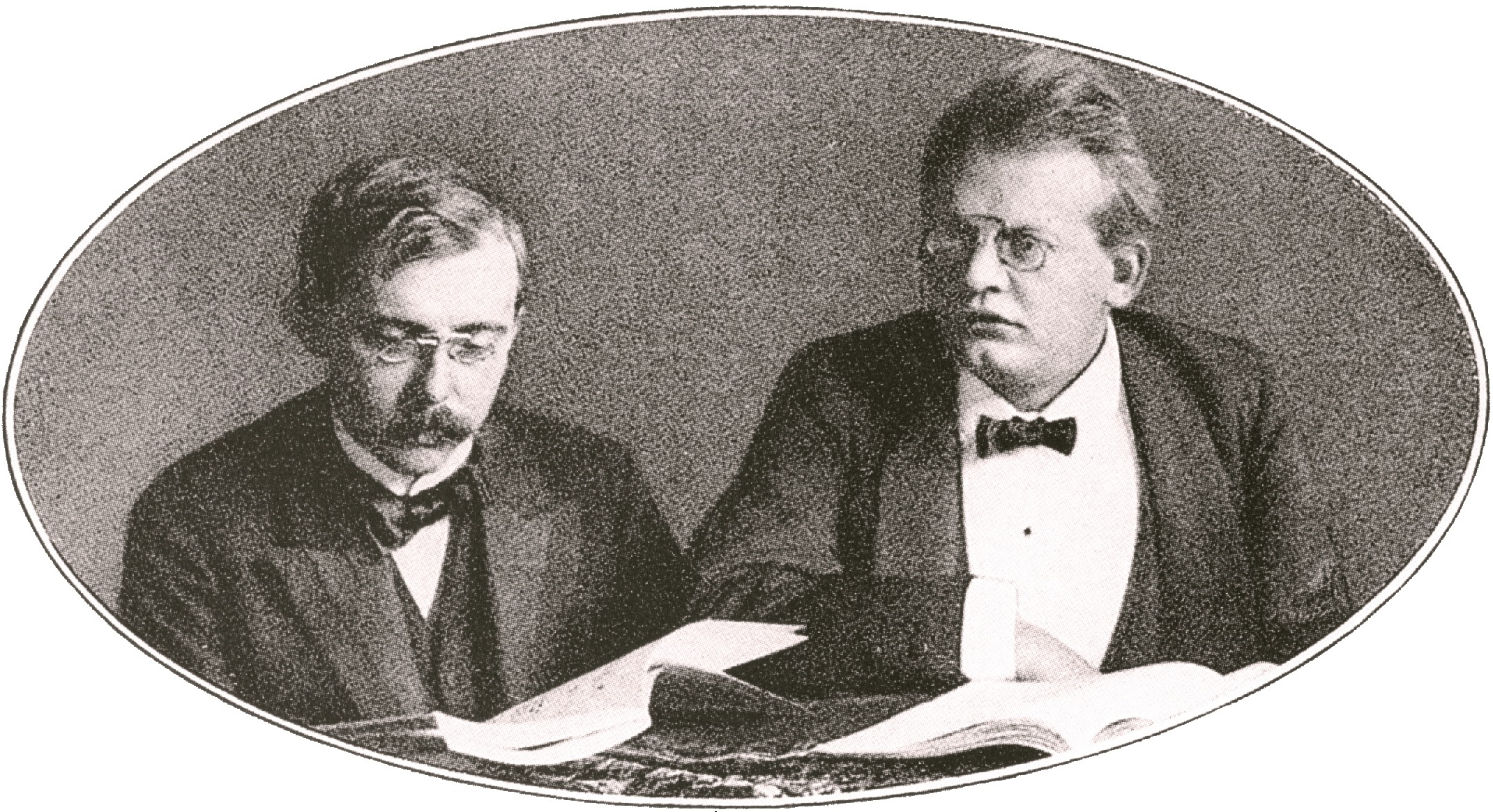 Der Ausschnitt einer Schwarzweiß-Fotografie von 1905 zeigt Max Reger und Karl Straube.