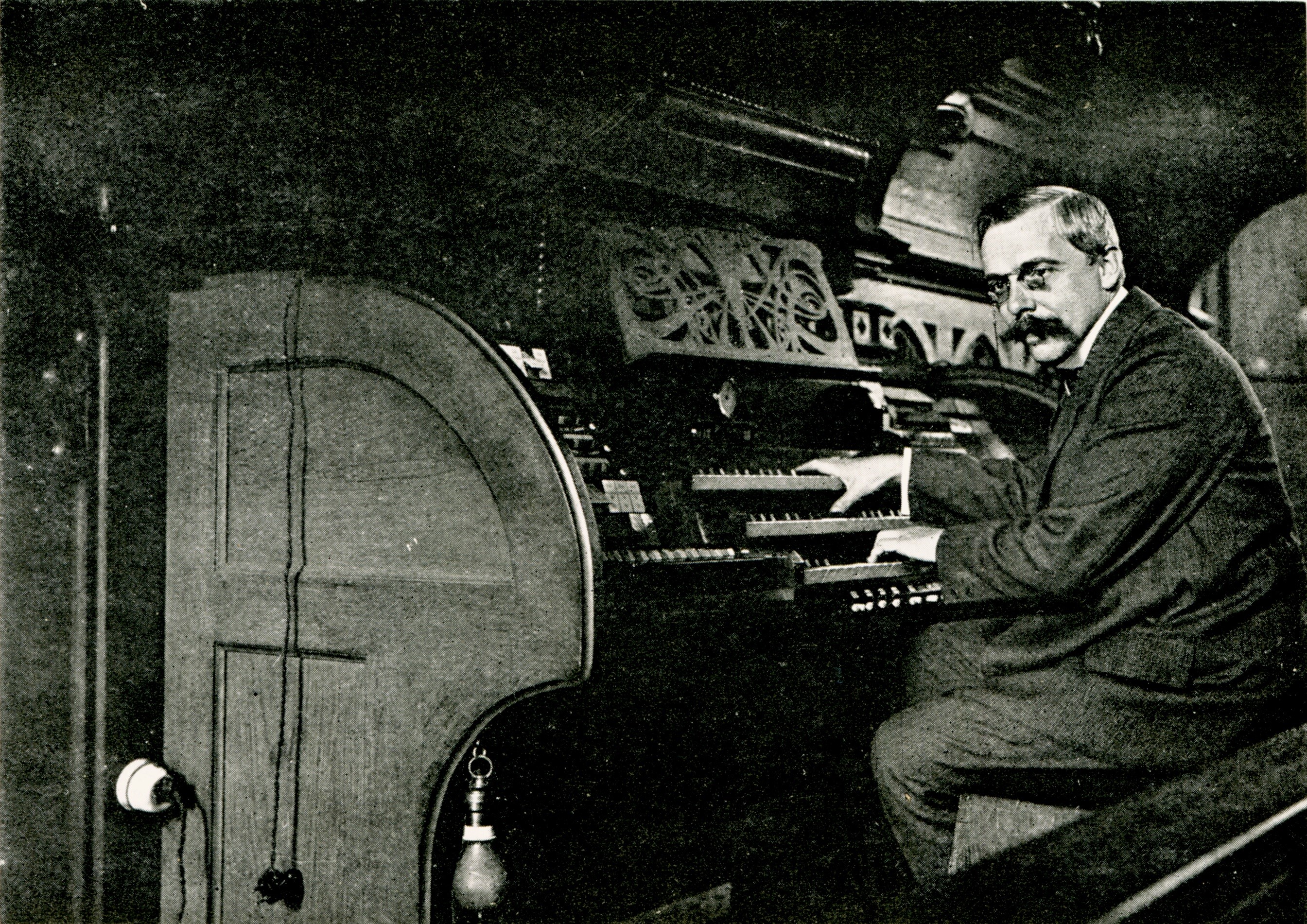 Die Schwarzweiß-Fotografie von 1904 zeigt Karl Straube an der Orgel der Thomaskirche Leipzig.