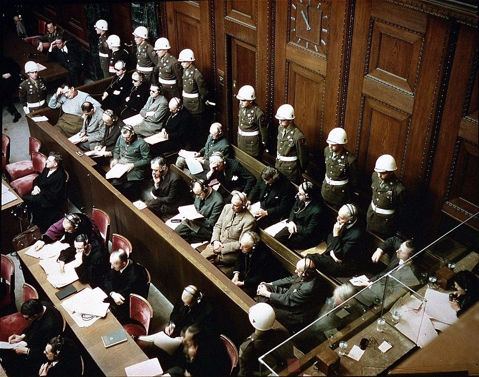 Zu sehen ist ein Foto der vollen Anklagebank des Nürnberger Prozesses gegen die Hauptkriegsverbrecher vor dem Internationalen Militärgerichtshof im November 1945.