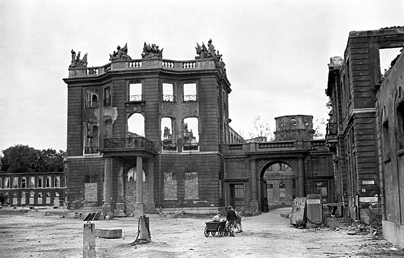 Zu sehen ist eine schwarz-weiße Fotografie des ruinierten Ostflügels des Karlsruher Schlosses.