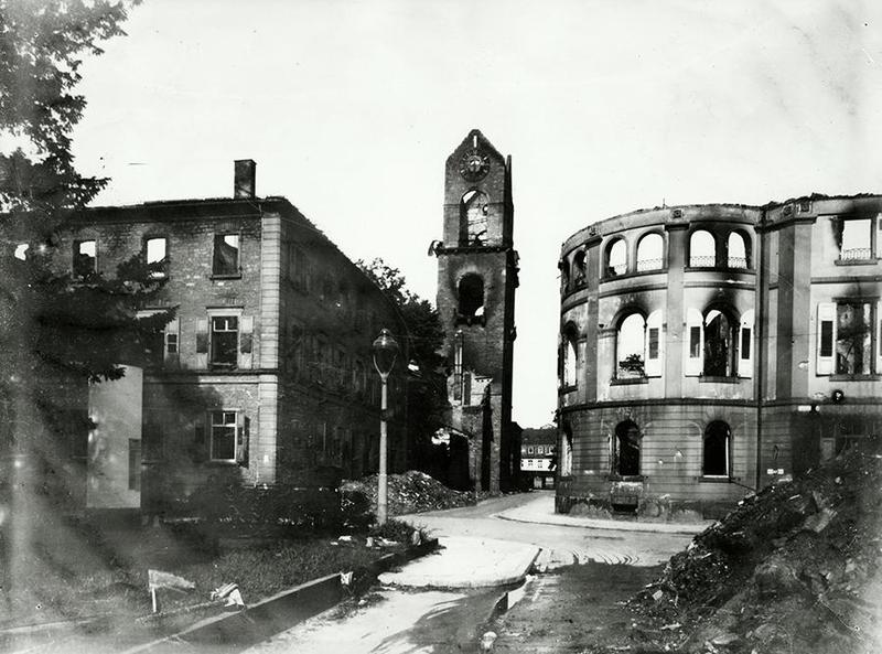 Zu sehen ist eine schwarz-weiße Fotografie der Ruinen des Ständehauses und der Kirche St. Stephan nach dem Zweiten Weltkrieg.