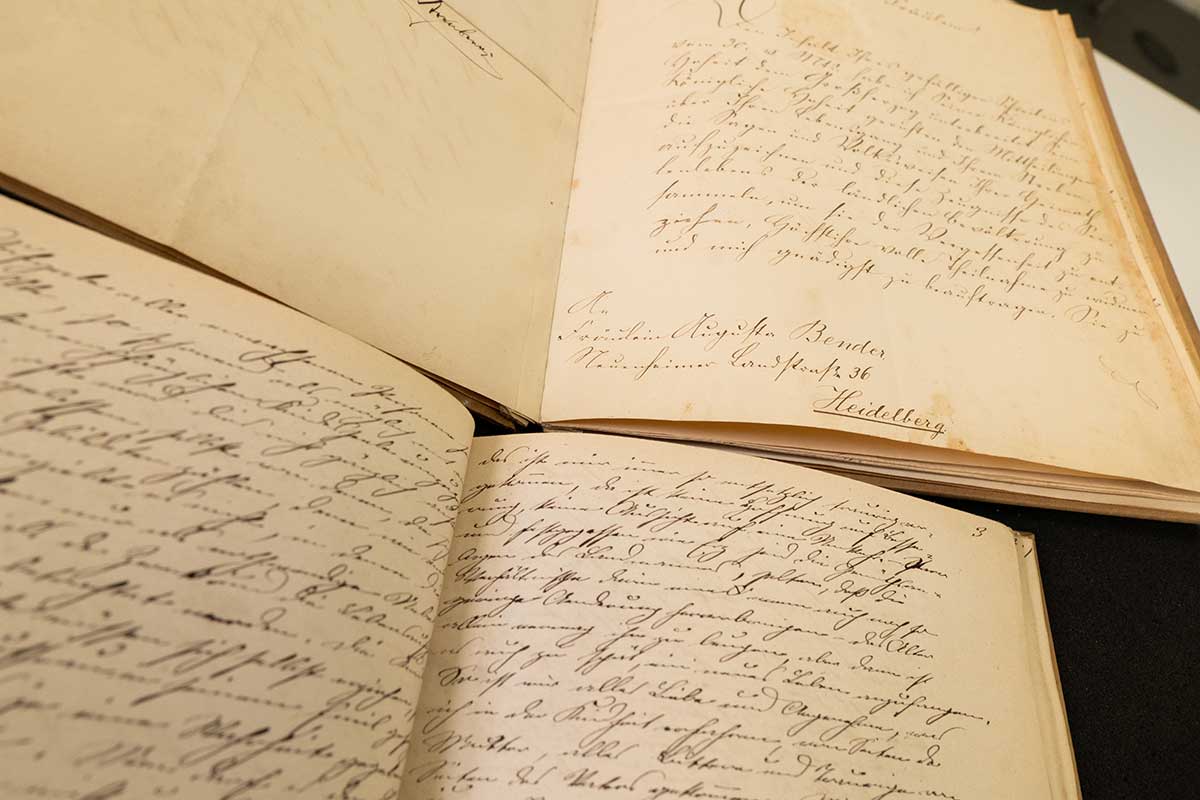 Zu sehen ist eine Fotografie des Nachlasses von Bender in der Badischen Landesbibliothek.