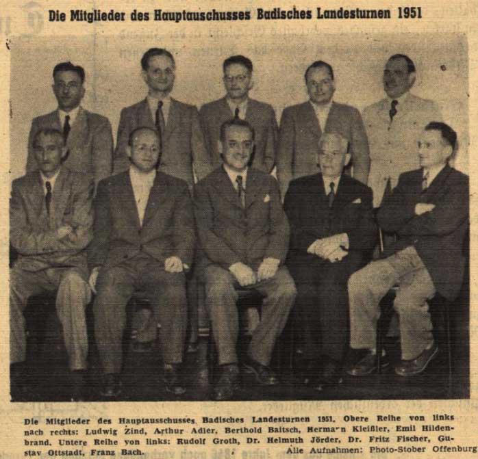 Zu sehen ist ein schwarz-weißes Gruppenfoto, welches die Mitglieder des Hauptauschusses des Badischen Landesturnen bei einem Vorbereitungstreffen zeigt.