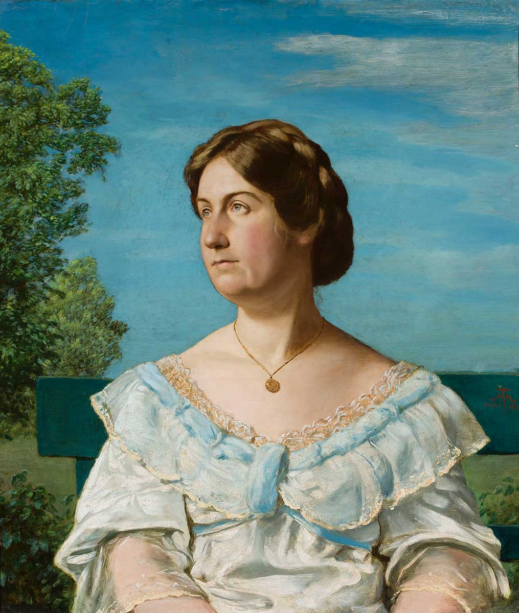 Porträtmalerei von Ella Blaue. Sie trägt ein Kleid in einem sanften Blau, die brünetten Haare sind hochgesteckt. Ihren Hals schmückt eine einfache goldene Kette.