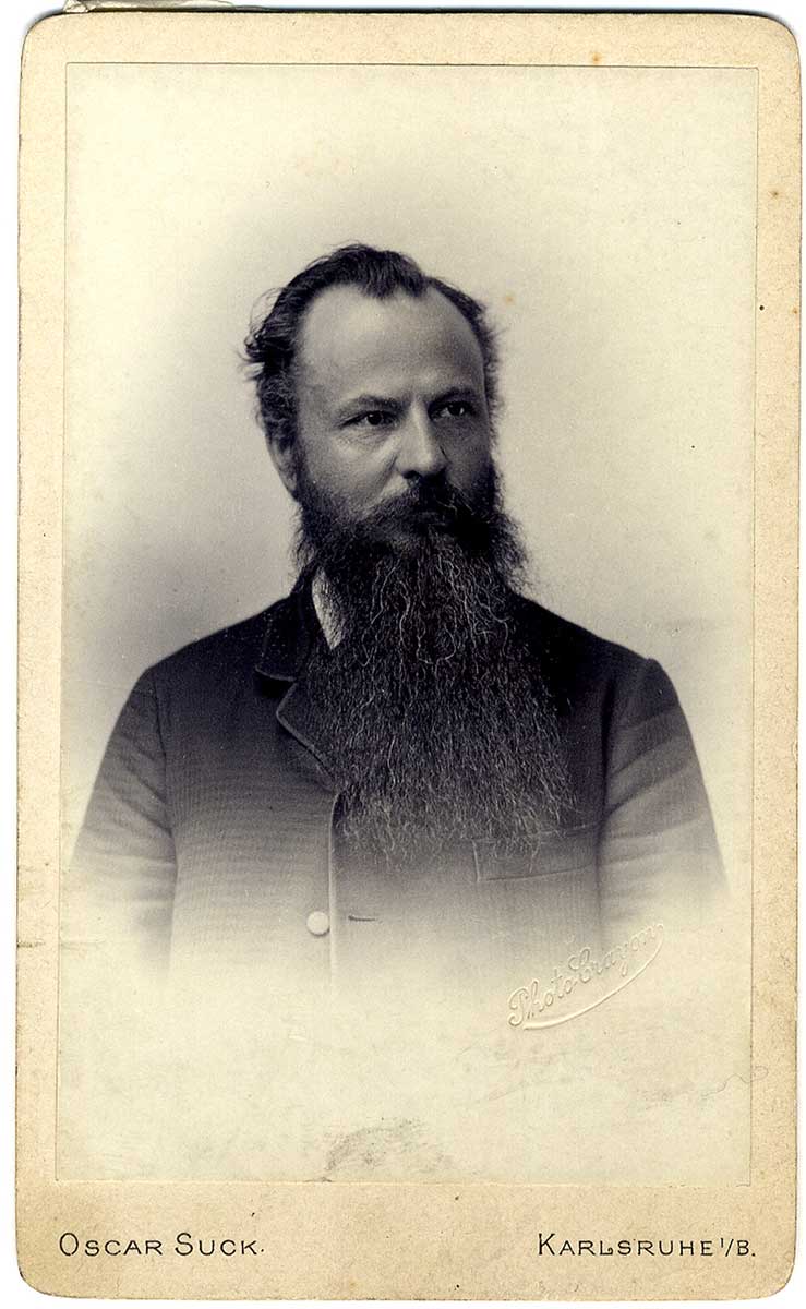 Zu sehen ist ein schwarz-weißes Porträtfoto, das Ferdinand Thiergarten zeigt.