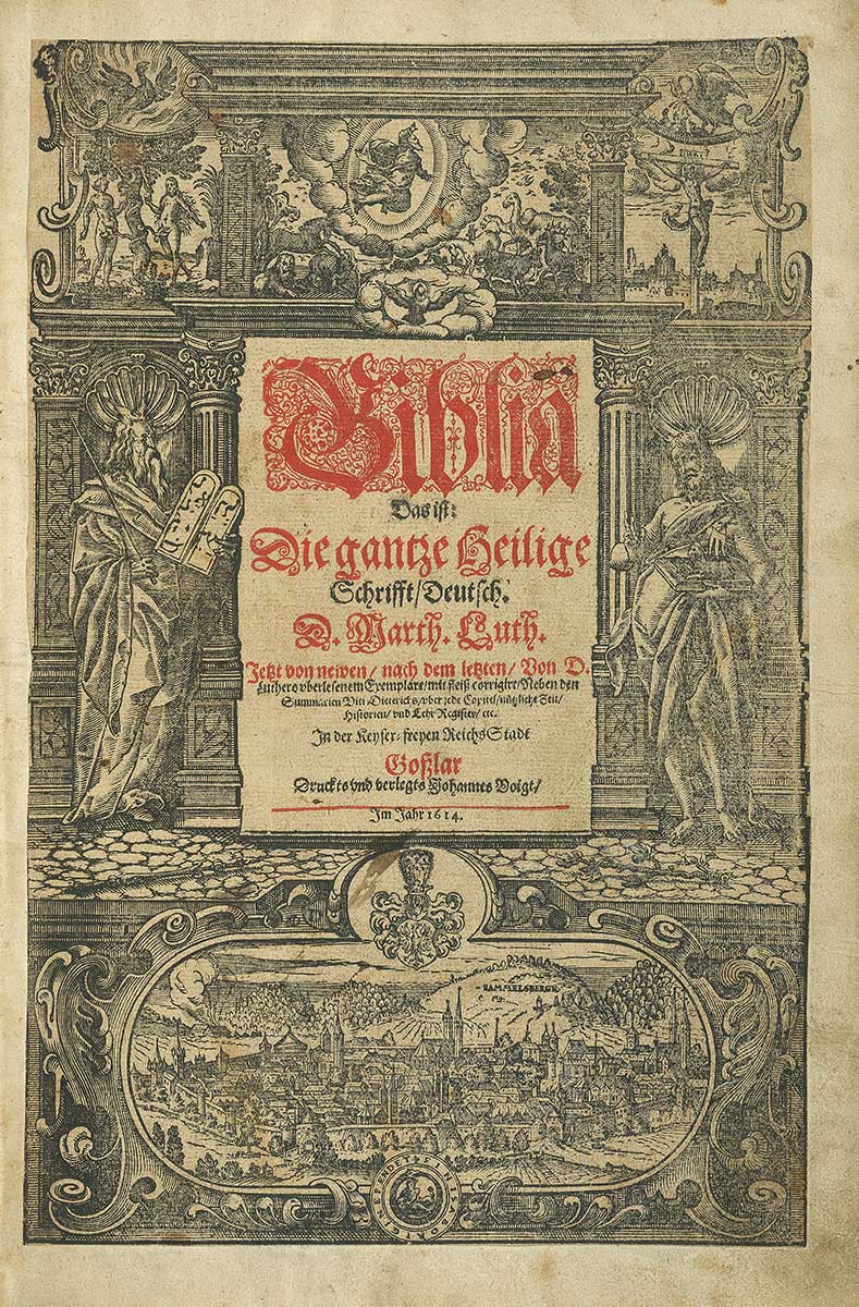 Zu erkennen ist die aufwendig illustrierte Titelseite. Der Titel „Biblia“ ist reich verziert und in roter Tinte geschrieben. Dargestellt sind diverse Figuren und Szenen aus der Bibel.