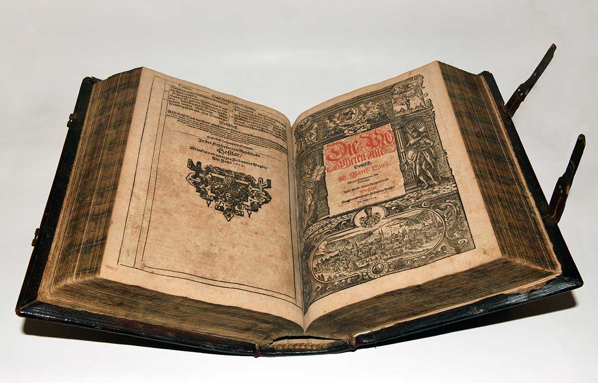 Zu sehen ist ein Foto der aufgeschlagenen Goslarer Bibel.