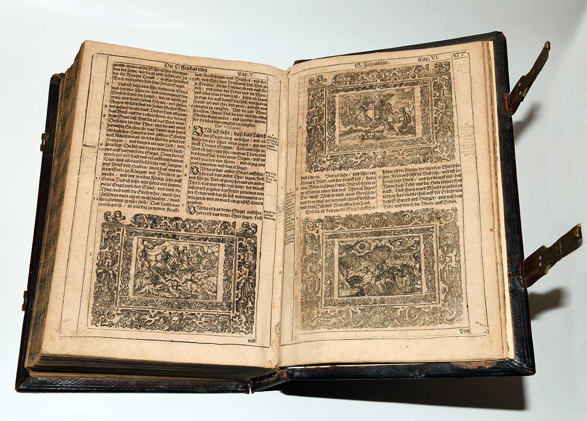Zu sehen ist ein Foto der aufgeschlagenen Goslarer Bibel, samt aufwendigen Illustrationen.