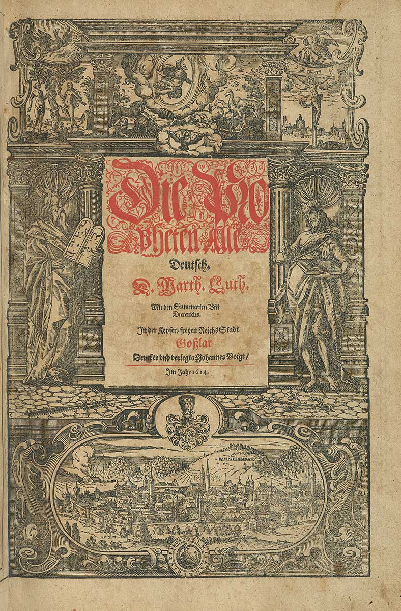 Zu erkennen ist die aufwendig illustrierte Titelseite. Der Titel ist reich verziert und in roter Tinte geschrieben. Dargestellt sind diverse Figuren aus der Bibel, sowie eine Illustration der Stadt Glosar.