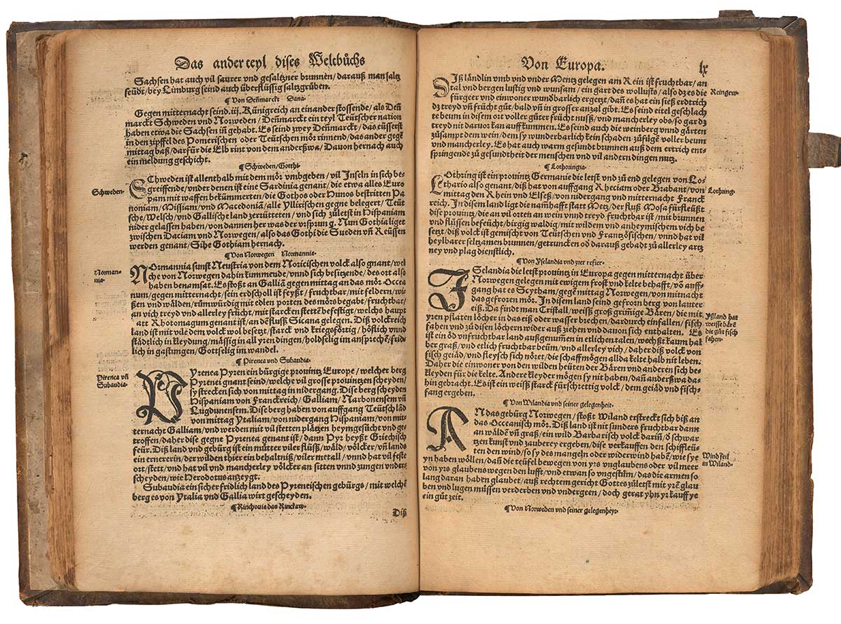 Zu sehen ist ein altes, aufgeklapptes Buch, das Enzyklopädie ähnlich ist.