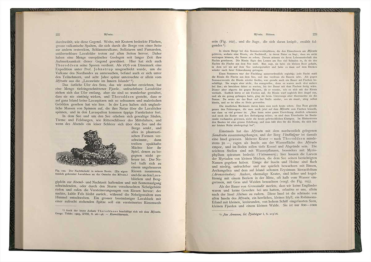 Zu erkennen ist ein geöffnetes Buch, auf den abgebildeten Seiten geht es um den isländischen See Mýtvan.