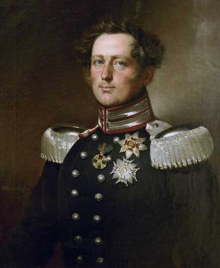Porträt eines Mannes in historischer Militäruniform mit Epauletten und Orden auf der Brust.