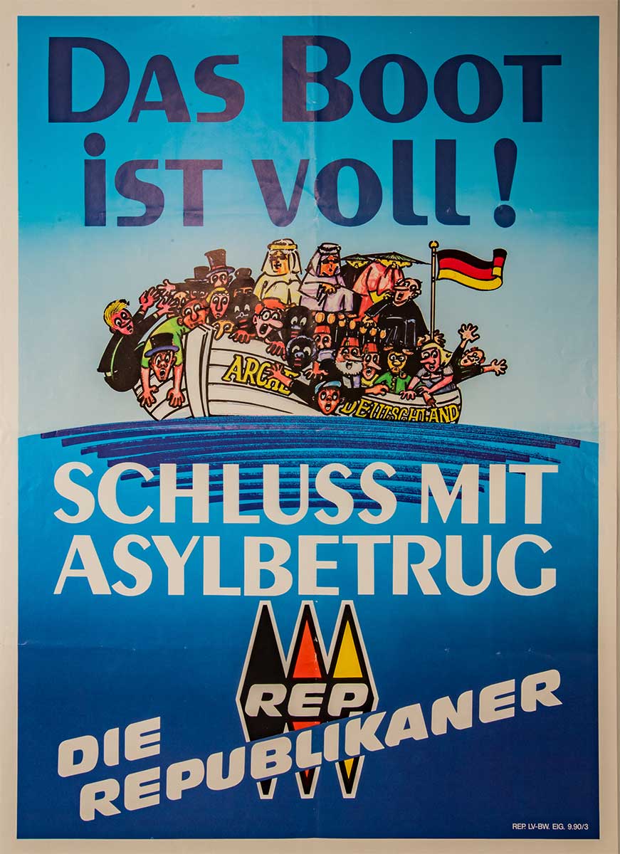 Karikatur eines überfüllten Bootes mit verschiedenen Personengruppen, die durch rassistische Stereotypen dargestellt werden, und einer deutschen Flagge, darüber der Text 'Das Boot ist voll', darunter 'Schluss mit Asylbetrug' und 'Die Republikaner' mit Parteisymbol.