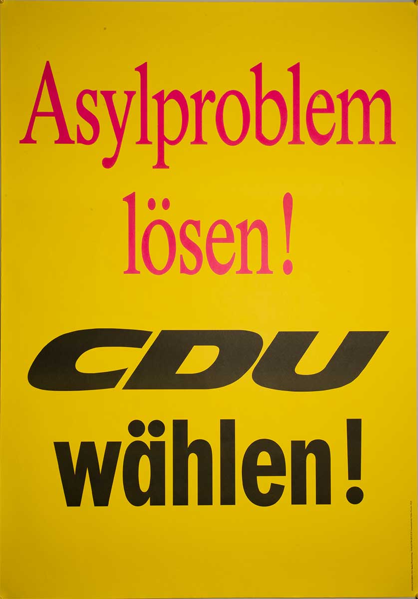 Gelbes Plakat mit rotem Text 'Asylproblem lösen!' und schwarzem Text 'CDU wählen!'