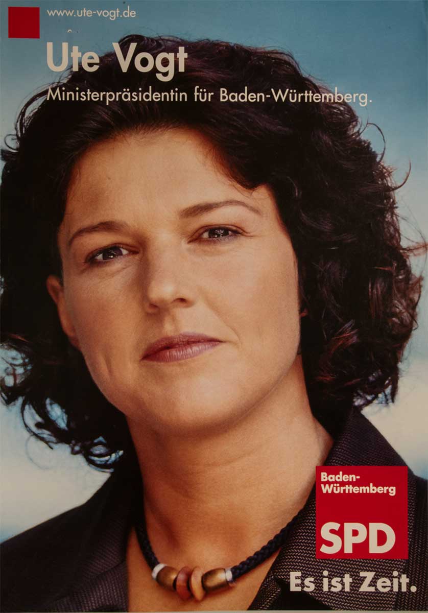 Porträt einer Frau mit kurzen lockigen Haaren vor blauem Himmel, darüber der Text 'Ute Vogt Ministerpräsidentin für Baden-Württemberg', unten rechts das SPD-Logo mit dem Text 'Baden-Württemberg SPD Es ist Zeit.'