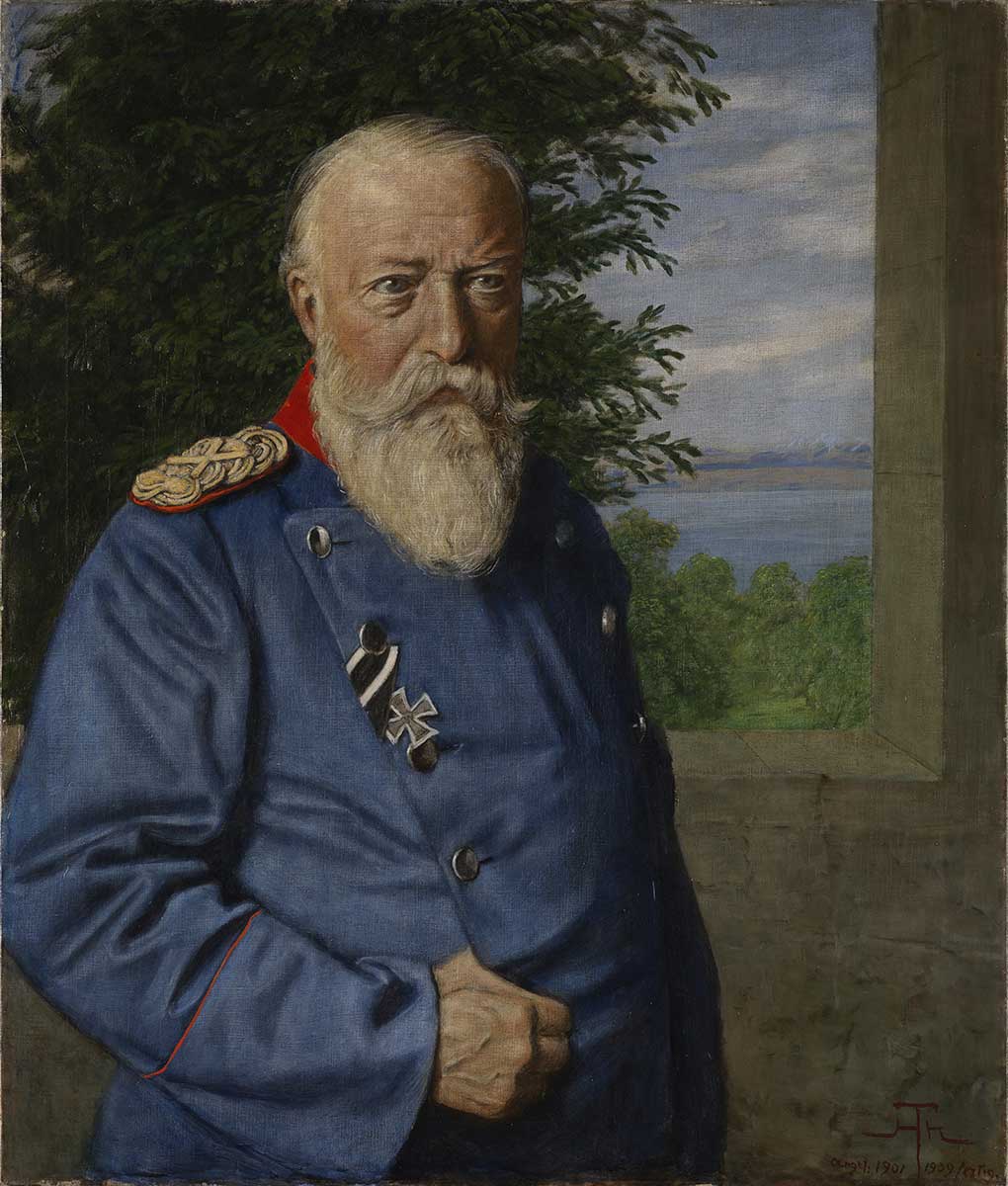 Porträt Großherzog Friedrich I. von Baden mit weißem Bart in blauer Militäruniform mit Orden vor einem Fenster mit Blick auf eine Landschaft mit Wasser und Bäumen.