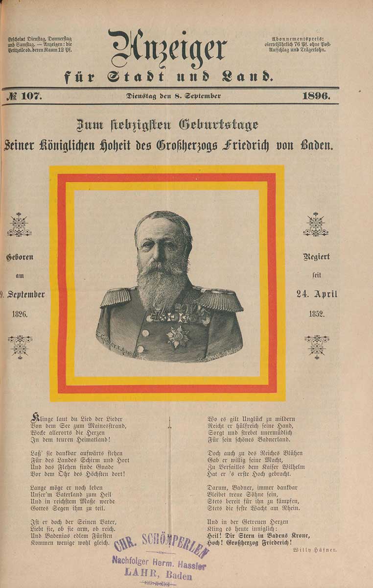 Schwarz-weiße historische Zeitungsseite mit Porträt eines bärtigen Mannes in Militäruniform, umrahmt von einem gelb-roten Rahmen und Text in Frakturschrift.