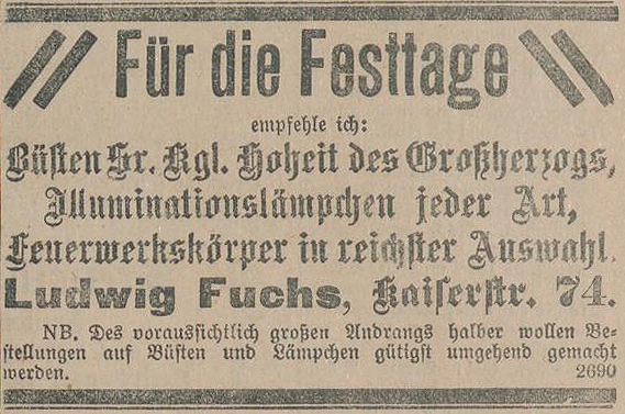 Schwarz-weiße Anzeige mit der Überschrift 'Für die Festtage' und Empfehlung von Illuminationslämpchen und Feuerwerkskörpern von Ludwig Fuchs, Hofserstraße 24.