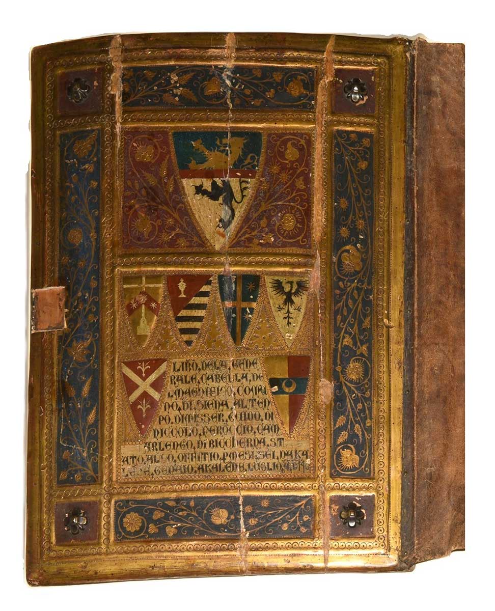 Linke Seite eines kunstvoll verzierten Holzbuchdeckels mit mehreren Wappenschildern und goldener Rahmung.