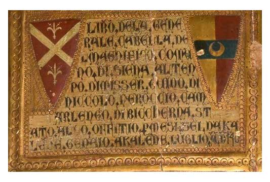 Detail eines verzierten Holzdeckels mit zwei Wappenschildern und einer Inschrift in gotischer Schrift.