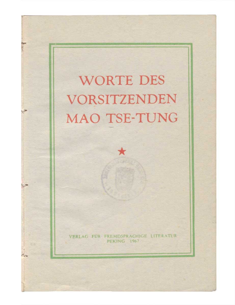 Titelseite des Buches 'WORTE DES VORSITZENDEN MAO TSE-TUNG' in roter Schrift und grünem Rahmen, darunter Verlagsangabe.