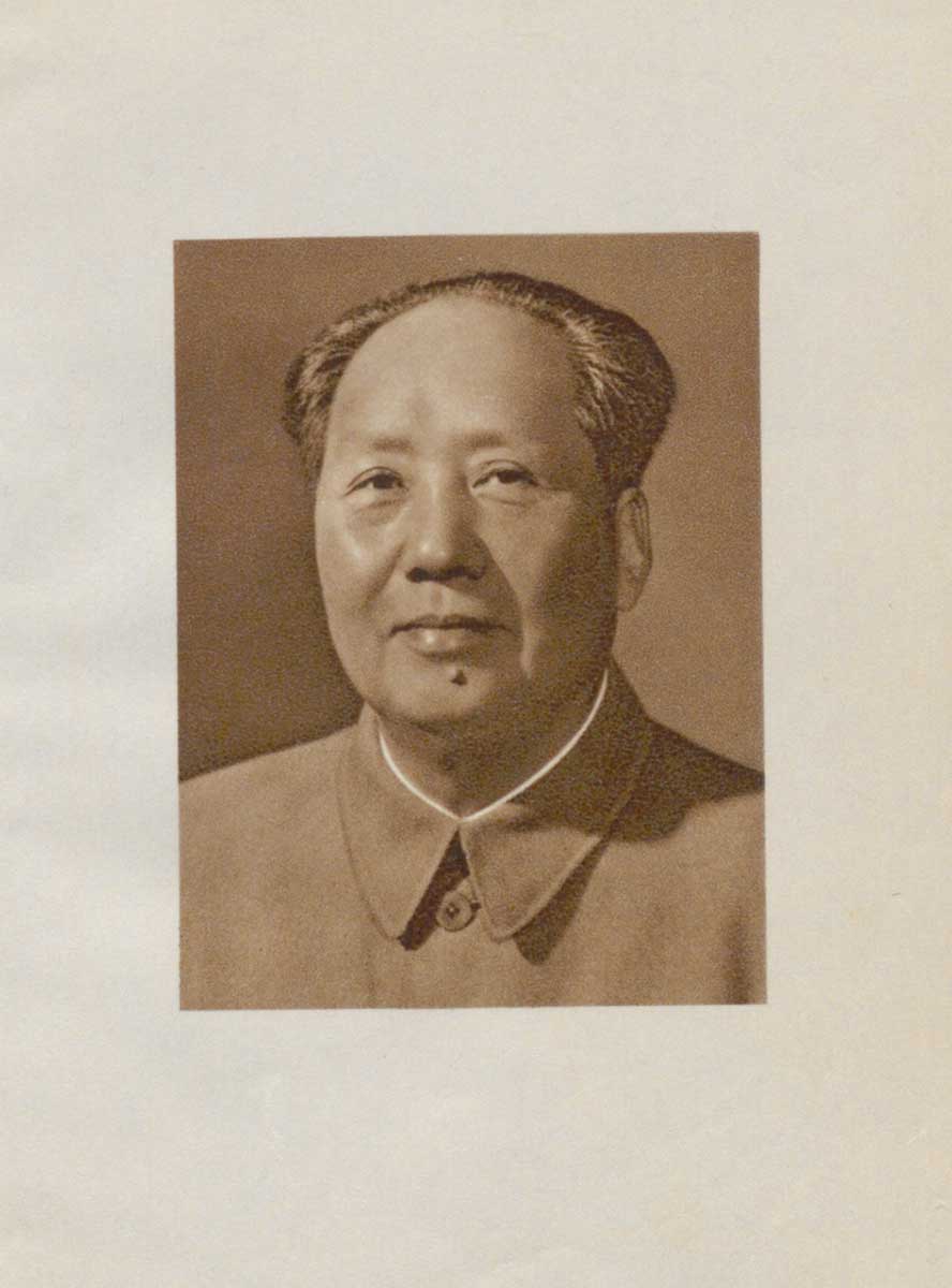 Porträt von Mao Zedong mit geschlossenem Kragen und neutralem Gesichtsausdruck vor hellem Hintergrund.