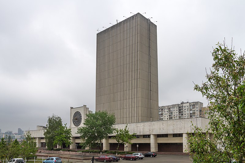 Das Bild zeigt das Hochhaus der Bibliothek aus der Sicht von unten.