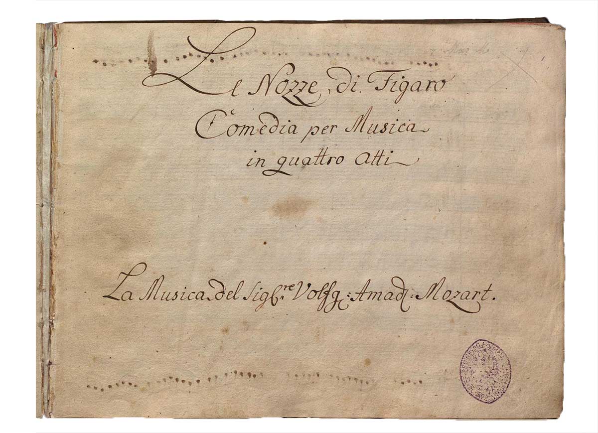 Handschriftliche Titelseite mit kalligrafischem Text zu Mozarts Oper "Le Nozze di Figaro" auf vergilbtem Papier.
