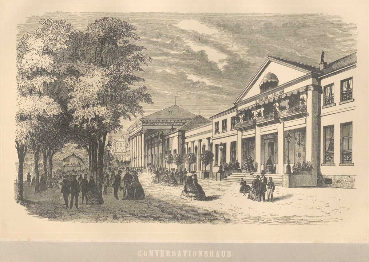 Eine Illustration aus Eugène Guinots Buch "Ein Sommer in Baden-Baden" zeigt das Kurhaus in Baden-Baden. Auf dem Vorplatz sind viele Menschen zu sehen. Die Bildunterschrift lautet "Conversationshaus".