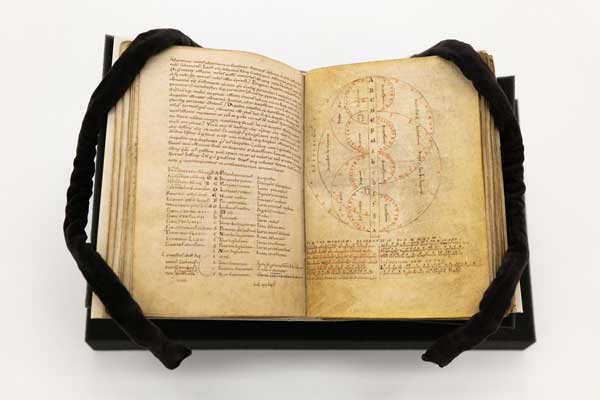 Das Foto zeigt eine Handschrift auf Pergament, 11./12. Jahrhundert (Cod. Karlsruhe 504)