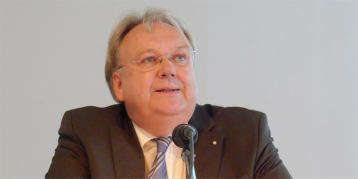 Das Foto zeigt Hansgeorg Schmidt-Bergmann bei einer Ausstellungseröffnung in der Badischen Landesbibliothek.