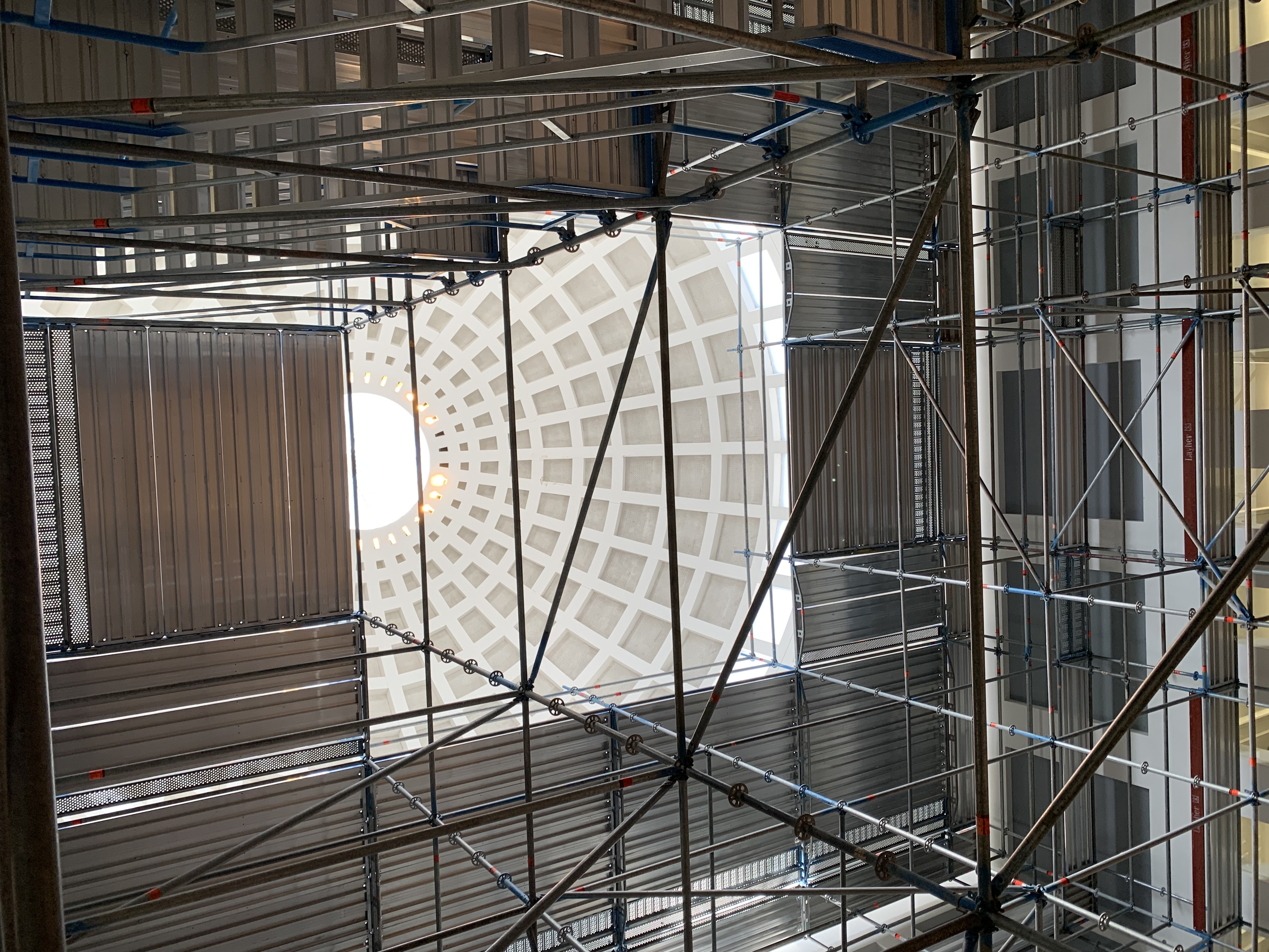 Das Bild zeigt das vollständig aufgebaute Baugerüst im Lesesaal der Badischen Landesbibliothek.