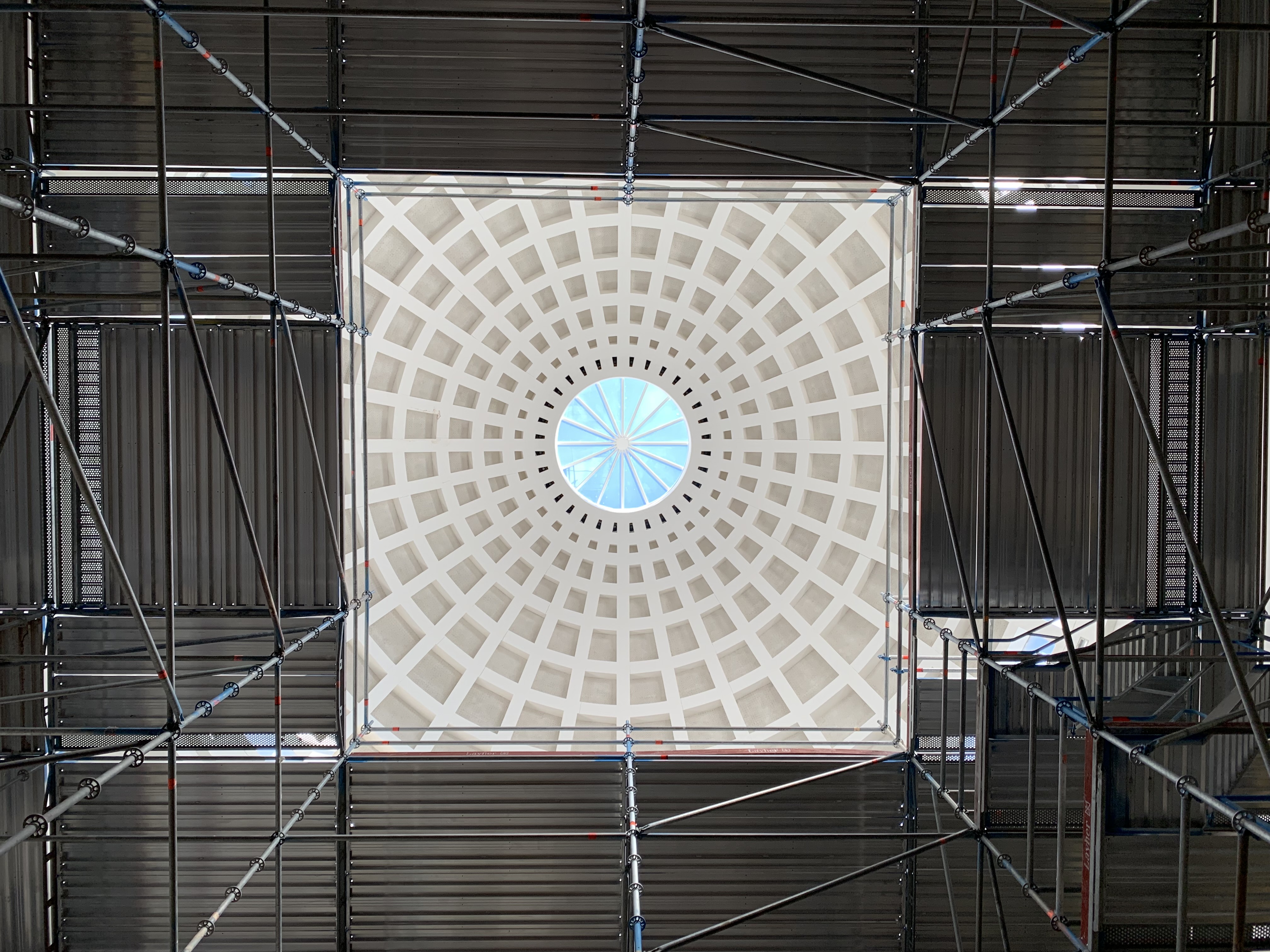 Das Bild zeigt die von Baugerüsten umgebene Kuppel im Lesesaal der Badischen Landesbibliothek.